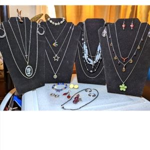 Lot Of Silvertone Fáshion Jewelry Necklaces, Bracelets, Earrings & Brooch 25 Pcs